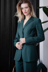 Damen Hosenanzug mit überzogenen Knöpfen